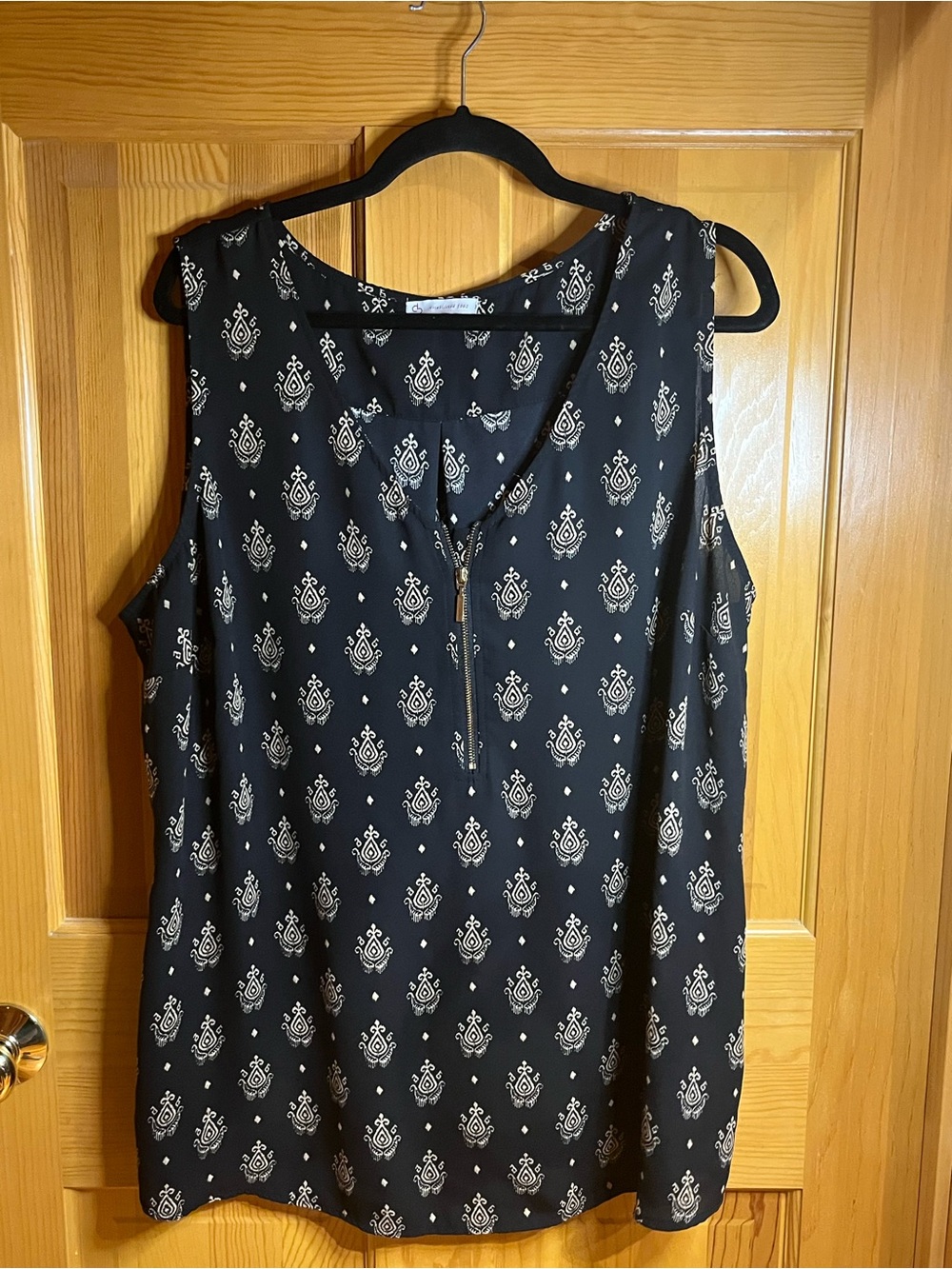 Dress Barn Black Printed Sleeveless Zip-Front Camisole